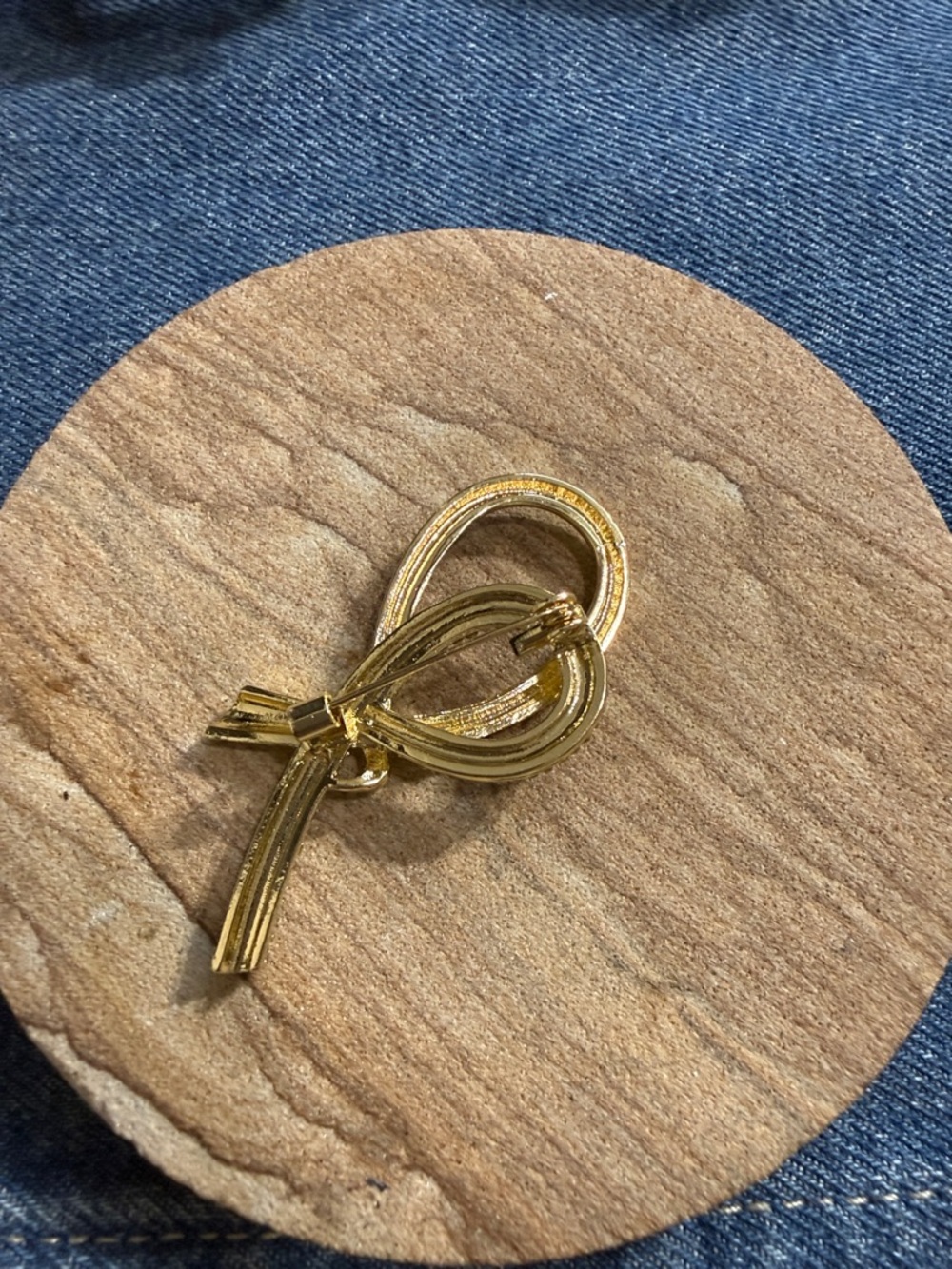 Fashion Gold Ribbon Knot Brooch with Clear Crystals - Picture 2 of 3